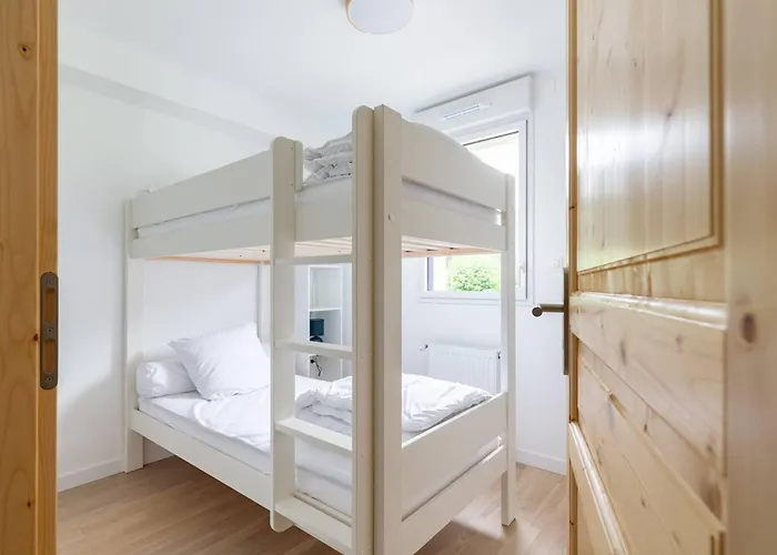 4 Personnes Proche De - Fr-1-695-77